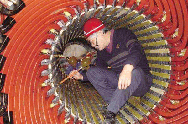 西安泰富西瑪電機(jī)吳高治、劉長(zhǎng)安、張衛(wèi)華榮獲西安市勞動(dòng)模范榮譽(yù)稱(chēng)號(hào)。