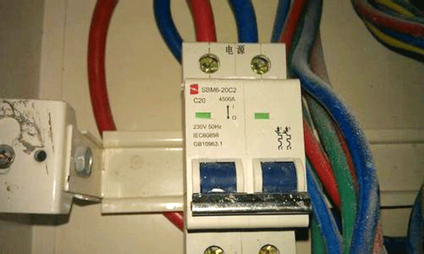 漏電保護(hù)裝置是造成西安西瑪電機(jī)頻繁燒毀的原因。