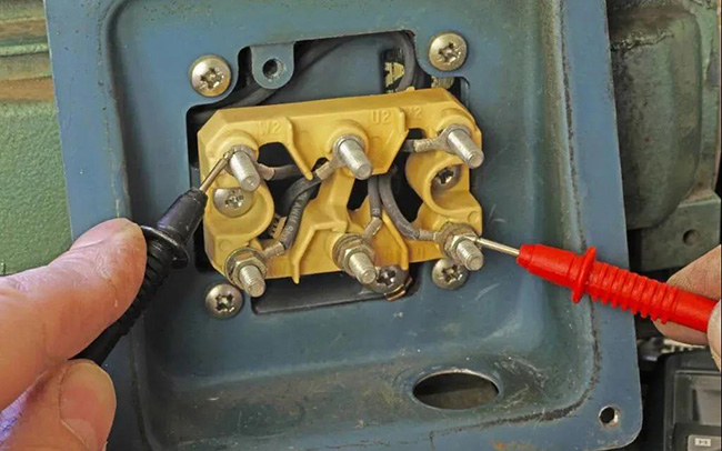 圖為電工在測量西瑪電機(jī)絕緣電阻的照片 圖為電工在測量西瑪電機(jī)絕緣電阻的照片